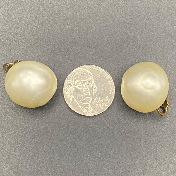 Signed Richelieu Vintage Pearlized Dome Clip On Earrings Gold Tone Mid Century - Picture 10 of 10